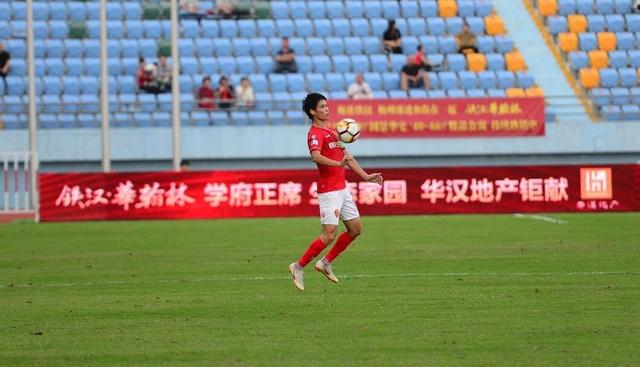  图卢兹绝杀Troyes保级成功 球迷冲进场庆贺  